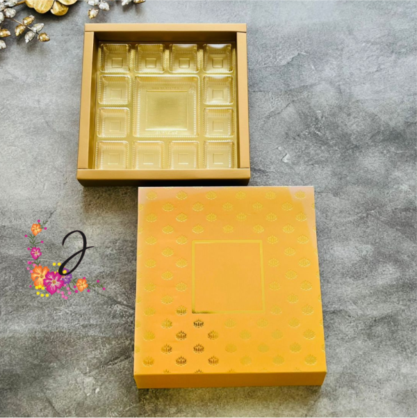 Slider box with festive foiling print. - Image 4
